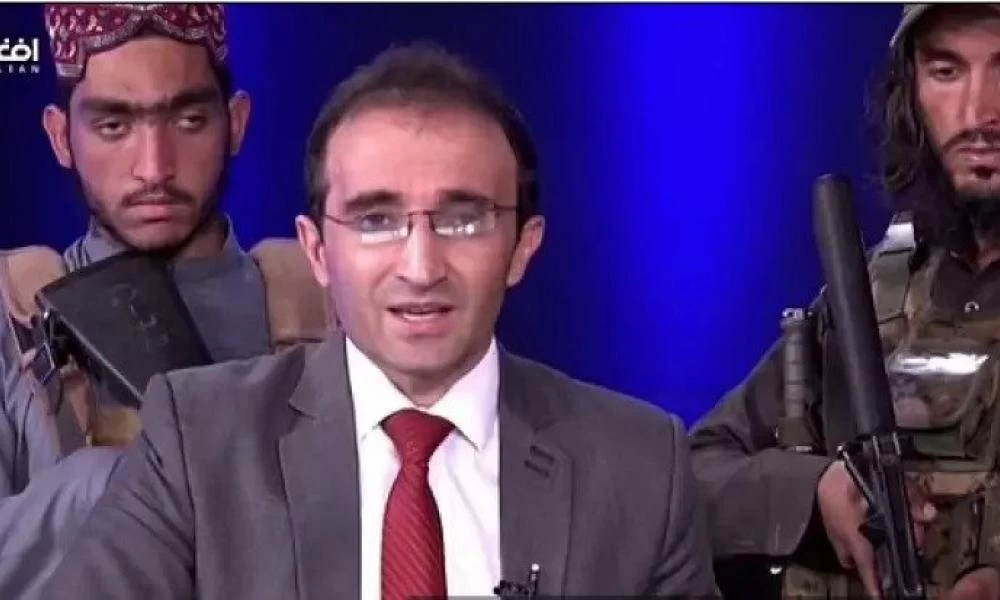 Ταλιμπάν κραδαίνοντας τα όπλα τους ανάγκασαν παρουσιαστή ειδήσεων να πει on air ότι οι Αφγανοί δεν πρέπει να τους φοβούνται